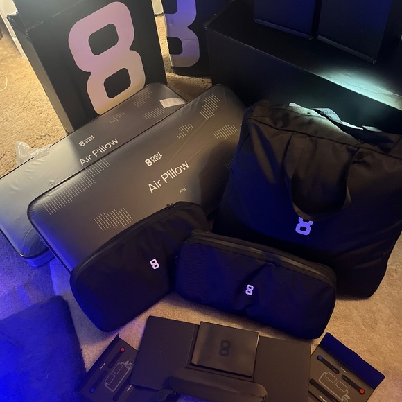 Sleep 8 hub 5 king blanket 2 air pillows and 2 covers - Picture 6 of 12